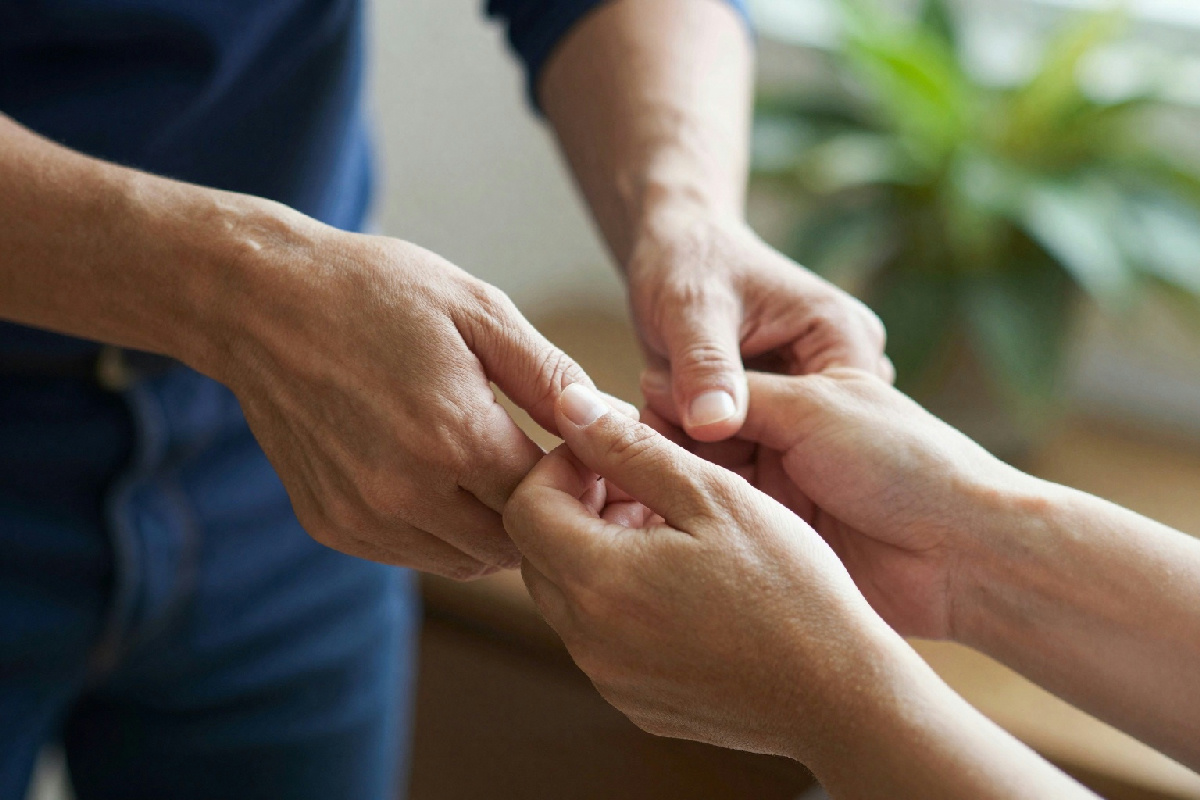 Cosa rivela la psicologia sul disagio di avere ospiti in casa e cosa significa per noi