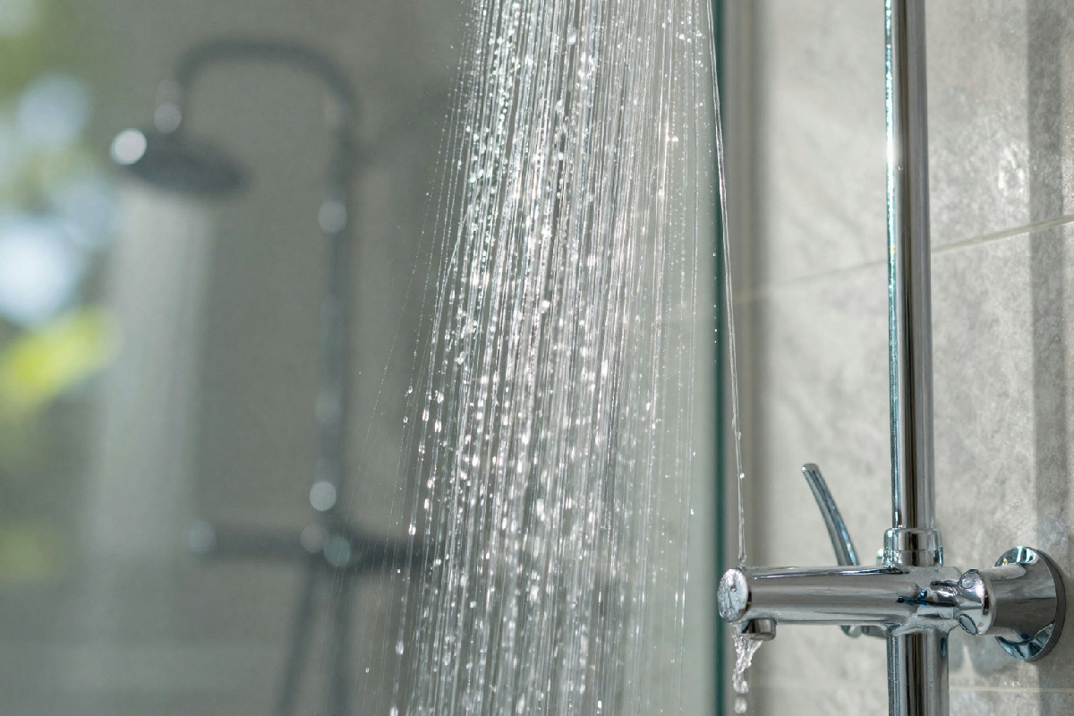 Vetro doccia e rubinetti: il trucco anti-aloni che mantiene la loro brillantezza per giorni